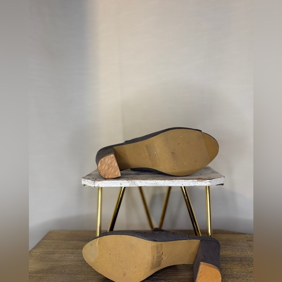 Charles Albert Gray Heels Elegant Design Size 8 - Picture 4 of 5